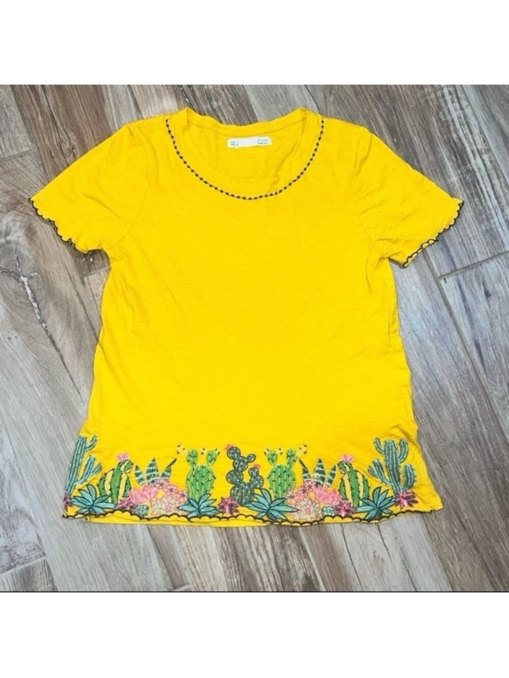 Sfera Casual Embroidered Cactus Top
